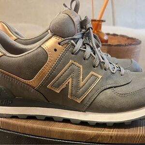New Balance Men's Sneakers in Gray and Gold